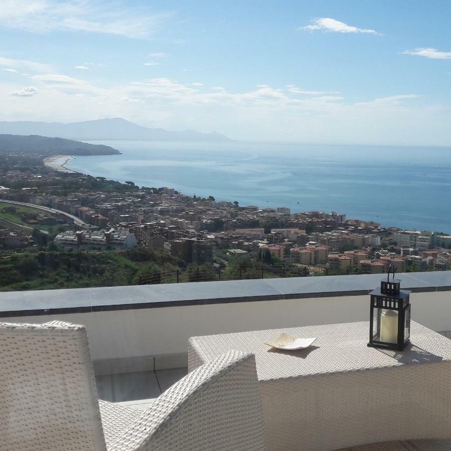 Camera Matrimoniale con Balcone e Vista Mare